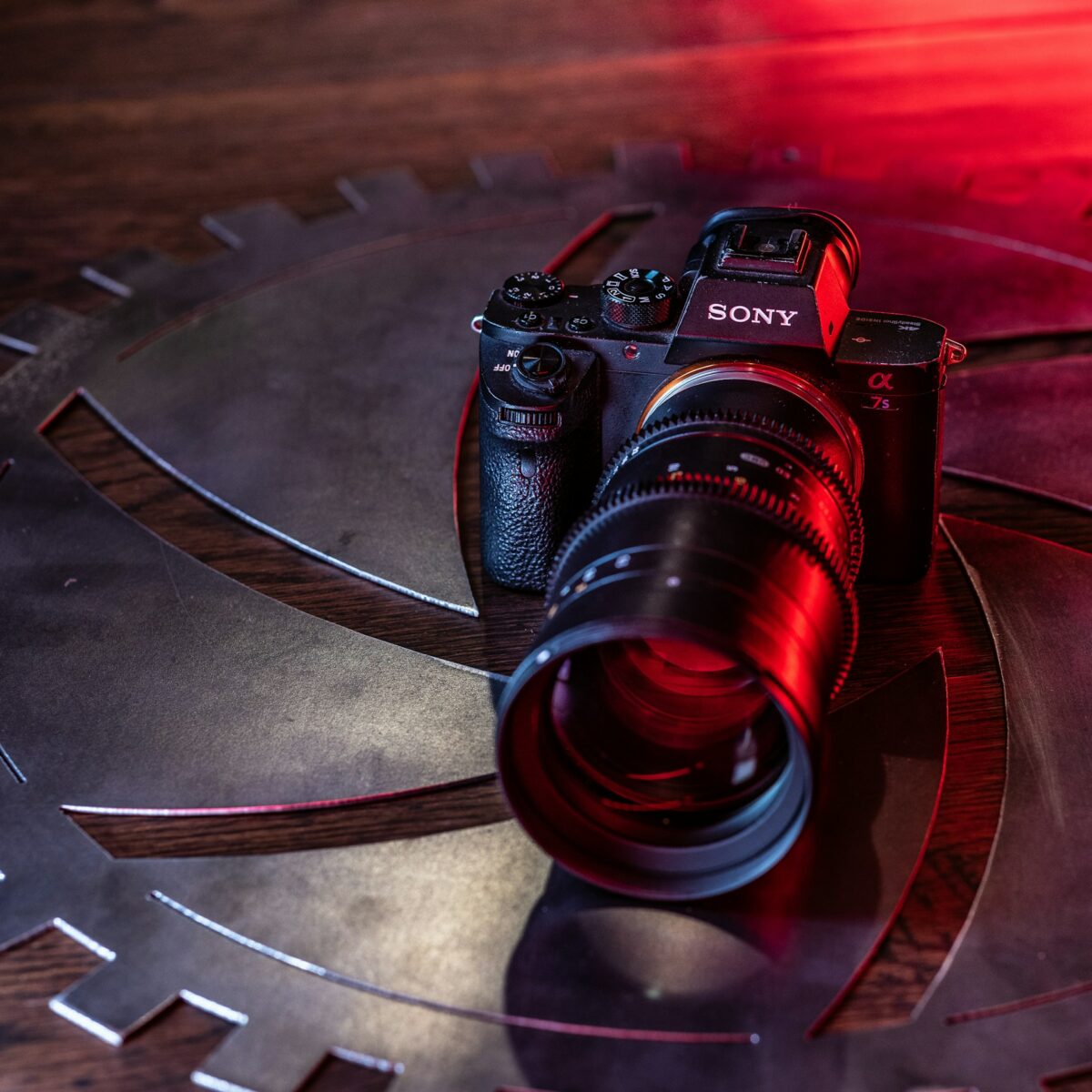 Which Photography Device Should You Purchase in 2025: a DSLR or a Mirrorless Camera?