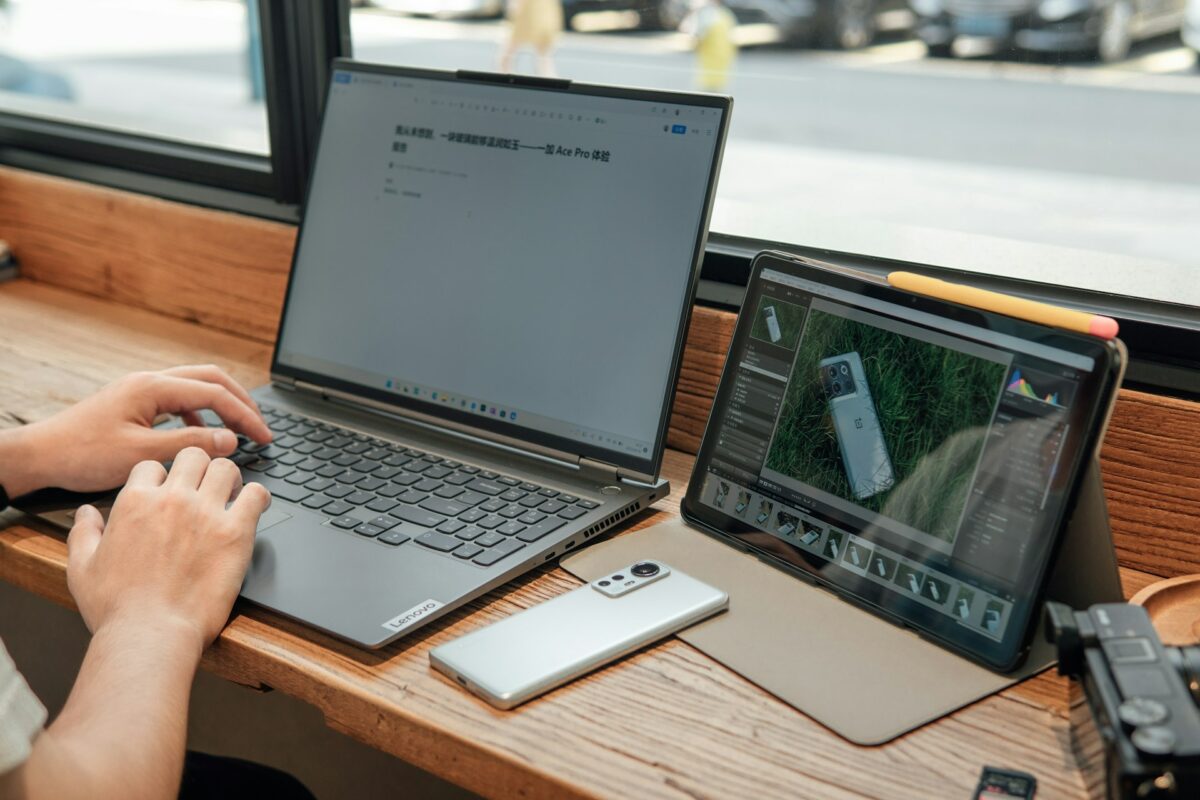 When it comes to students which device is better a laptop or a tablet?